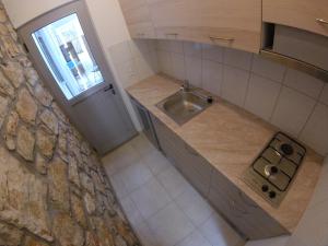 Kuchyň nebo kuchyňský kout v ubytování Riviera Rooms