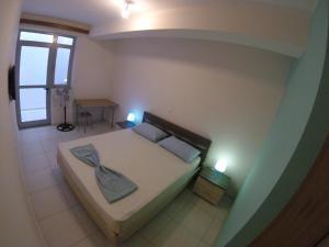 Postel nebo postele na pokoji v ubytování Riviera Rooms