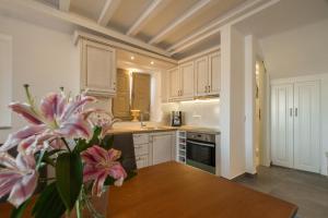 Een keuken of kitchenette bij Mathios Luxury Homes