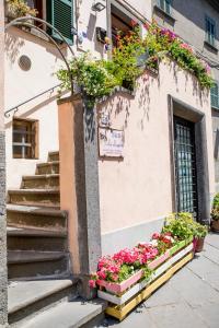 een gebouw met bloemen aan de zijkant bij La Loggetta in Bagnoregio