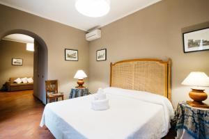 - une chambre avec un lit blanc et deux lampes dans l'établissement Residenza Ognissanti, à Florence