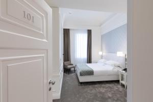 Postel nebo postele na pokoji v ubytování Grand Hotel Palace