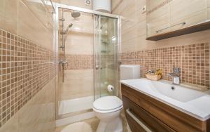 Kúpeľňa v ubytovaní Apartments Dujmic - 50m from the sea with private parking + 27 fotografií