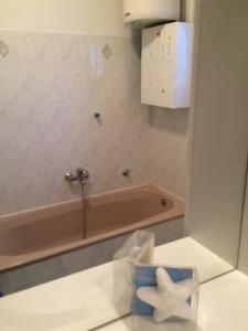 łazienka z wanną z gwiazdą na podłodze w obiekcie Apartment T&J w mieście Zadar