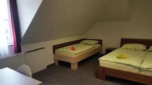 מיטה או מיטות בחדר ב-Hotel & Hostel Marenberg Radlje