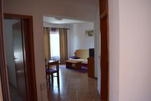 um corredor com uma sala de estar e uma sala de jantar em Apartments Matulic em Zadar