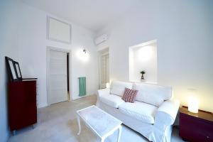 ナポリにあるla marcellinaのリビングルーム(白いソファ、テーブル付)