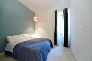 ナポリにあるla marcellinaのベッドルーム1室(青い毛布、窓付)