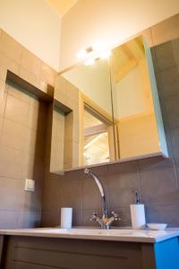 W łazience znajduje się umywalka i lustro. w obiekcie Villa Vanda w mieście Ligia