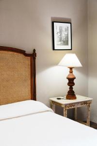 - une chambre avec un lit et une table avec une lampe dans l'établissement Residenza Ognissanti, à Florence