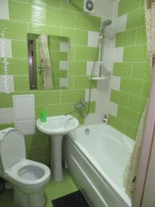 ペルミにあるApartments on Lenina 72Bのバスルーム(洗面台、トイレ、バスタブ付)