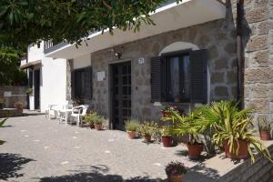 una casa con un patio con macetas en Alloggio Turistico La Balocca en Montefiascone