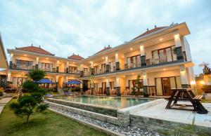 una imagen de una villa con piscina en Pondok Canggu Homestay en Canggu