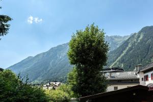 Pemandangan umum gunung atau pemandangan gunung yang diambil dari vila