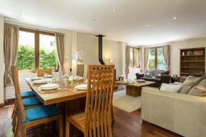 a kitchen and living room with a table and a couch at Villa Loppe in Chamonix-Mont-Blanc