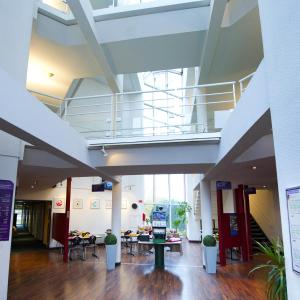 Μια τηλεόραση ή/και κέντρο ψυχαγωγίας στο Hôtel Cerise Auxerre