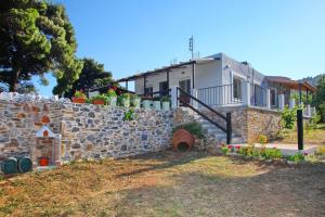 una pared de piedra frente a una casa en Aloni Villa, en Skopelos Town
