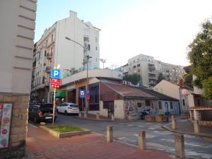 eine Stadtstraße mit Gebäuden und einem Parkplatz in der Unterkunft Apartments Dorcol in Belgrad