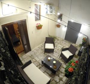een kamer met een tafel en stoelen. bij Locazione breve Nautilus - Antica dimora indipendente con patio in Monopoli