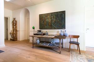 a room with a table and a painting on the wall at de Lochemse Berg in Barchem