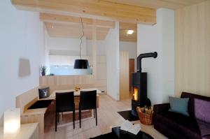 ein Wohnzimmer mit einem Holzofen im Zimmer in der Unterkunft Montafon Chalets in Gaschurn