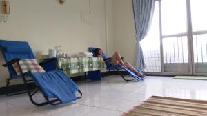 Posezení v ubytování Dulan Groundnut Backpacker Hostel