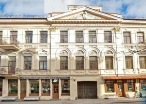 un grande edificio bianco su una strada cittadina di Old Town Luxury apartment a Vilnius