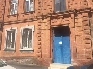 Un edificio de ladrillo con una puerta azul. en Studio Ember at Maidan Konstytutsii, en Járkov 4 fotos más