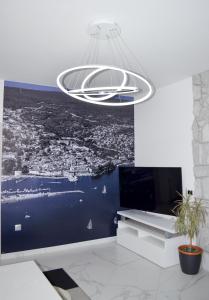 TV a/nebo společenská místnost v ubytování TJ Apartment