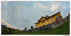 a yellow house on top of a hill at u Wilczka in Zwardoń