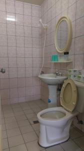 Koupelna v ubytování Dulan Groundnut Backpacker Hostel + 37 fotografií