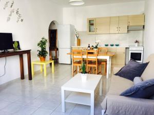 a living room and kitchen with a couch and a table at La Santa Feel Good in La Santa