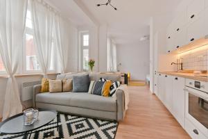 sala de estar con sofá y cocina en Imperial Apartments - Classic by Hampton en Sopot