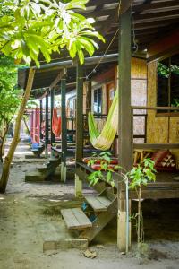 eine Veranda mit Hängematte in einem Gebäude in der Unterkunft Family Song Koh Lipe in Ko Lipe