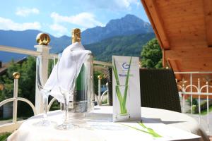 Wellness & Landhotel Prinz- Wellness & Romantik في انغر: زجاجة من النبيذ موضوعة على طاولة