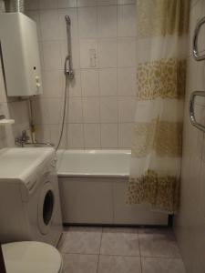 ヴォルゴグラードにあるКрасивая 1км.квартира в 10 мин от ЖД вокзалаのバスルーム(洗濯機、トイレ付)