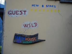 um sinal no lado de uma parede com graffiti em Guesthouse By Wild em Linescio