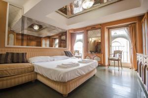 1 dormitorio con 1 cama y 1 sofá en Chic House, en Bolonia