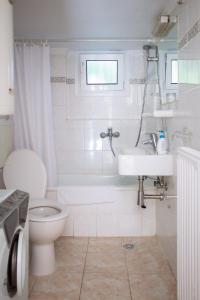 A bathroom at Villa Kiza Apartments Még 37 kép
