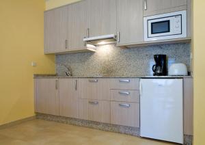 Kuchnia lub aneks kuchenny w obiekcie Sanxenxorural - Apartamentos La Rana