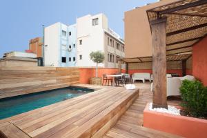 Bazén v ubytování Enjoybcn Colon Apartments nebo v jeho okolí