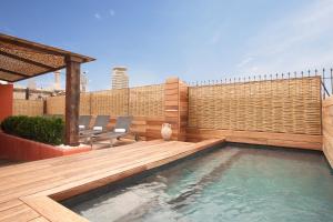 Bazén v ubytování Enjoybcn Colon Apartments nebo v jeho okolí