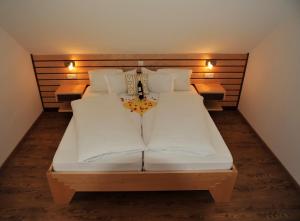 Letto o letti in una camera di Gasthaus - Gästehaus Schusterbauer