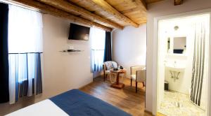 een kamer met een bed, een wastafel en een spiegel bij Guesthouse Centrum B&B in Izola
