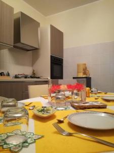 una cocina con una mesa con platos y utensilios. en B&B Morosini, en Polesella