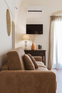 sala de estar con sofá y TV en Miramonte Holiday, en Montescaglioso