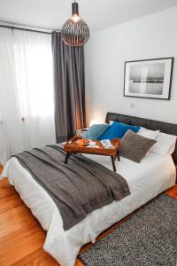 - une chambre avec un grand lit et une table dans l'établissement K Residence Zadar apartment, à Zadar