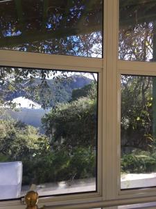 una ventana con vistas al océano a través de ella en Riva's, en Río de Janeiro