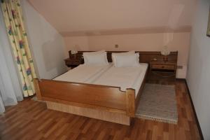 Letto o letti in una camera di Gasthaus - Gästehaus Schusterbauer