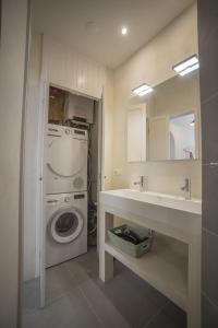 ห้องน้ำของ Luxury Upstairs & Downstairs Apartments +50 ภาพ